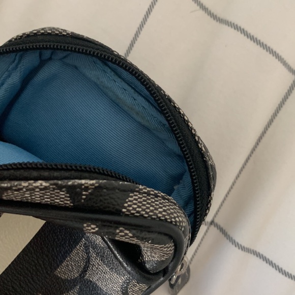 Coach wallet, good condition(mark shown in photos). - Picture 4 of 5